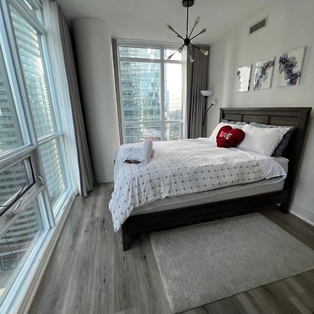 Prestigious 2-Bdrm Condo - Across From Scotiabank Arena Toronto Dış mekan fotoğraf