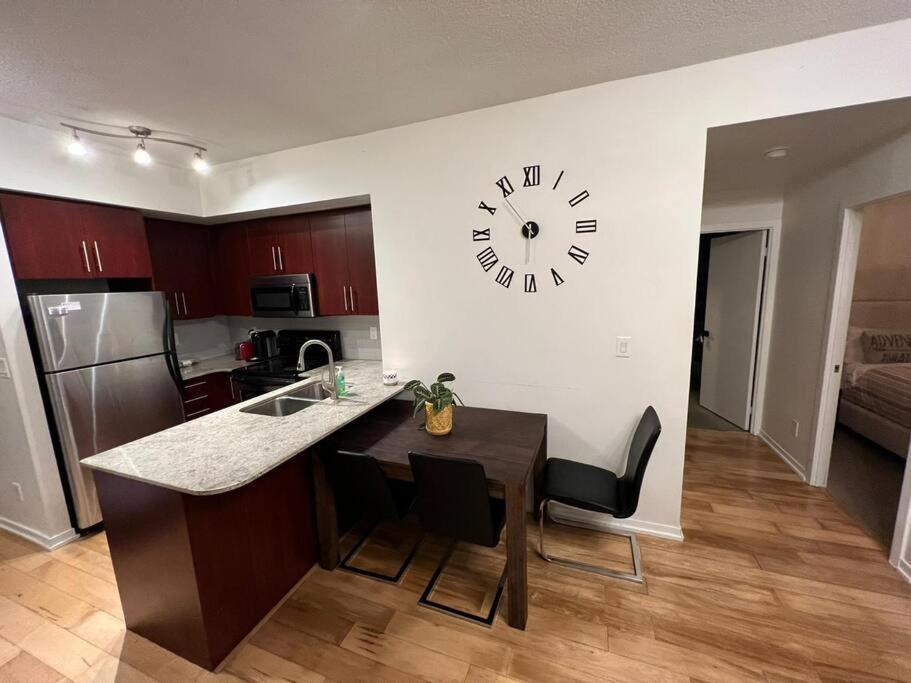 Prestigious 2-Bdrm Condo - Across From Scotiabank Arena Toronto Dış mekan fotoğraf