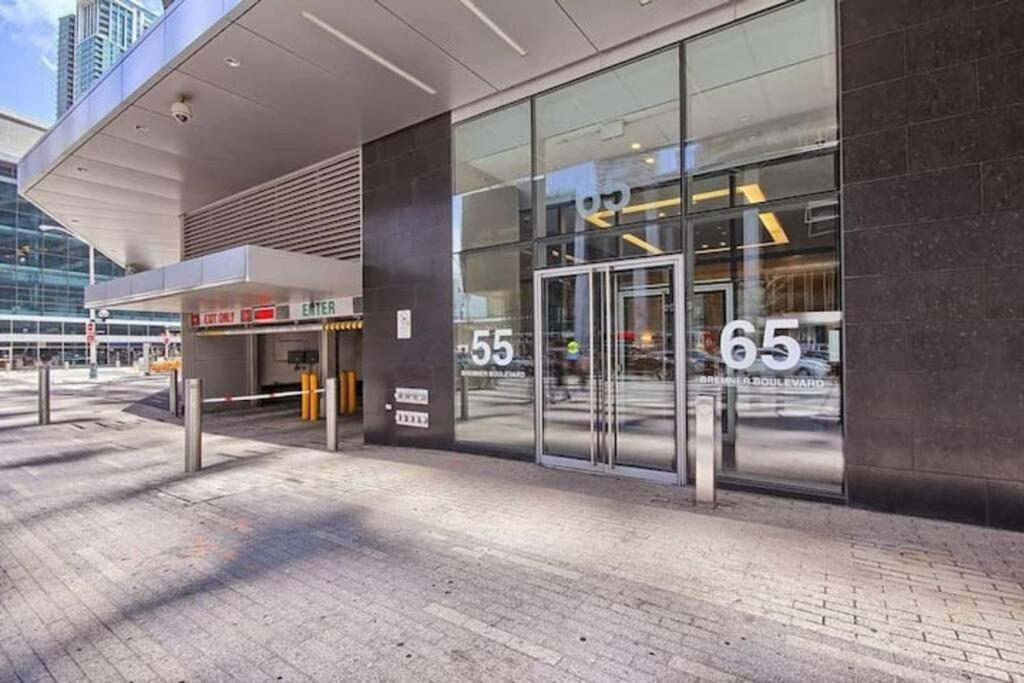 Prestigious 2-Bdrm Condo - Across From Scotiabank Arena Toronto Dış mekan fotoğraf