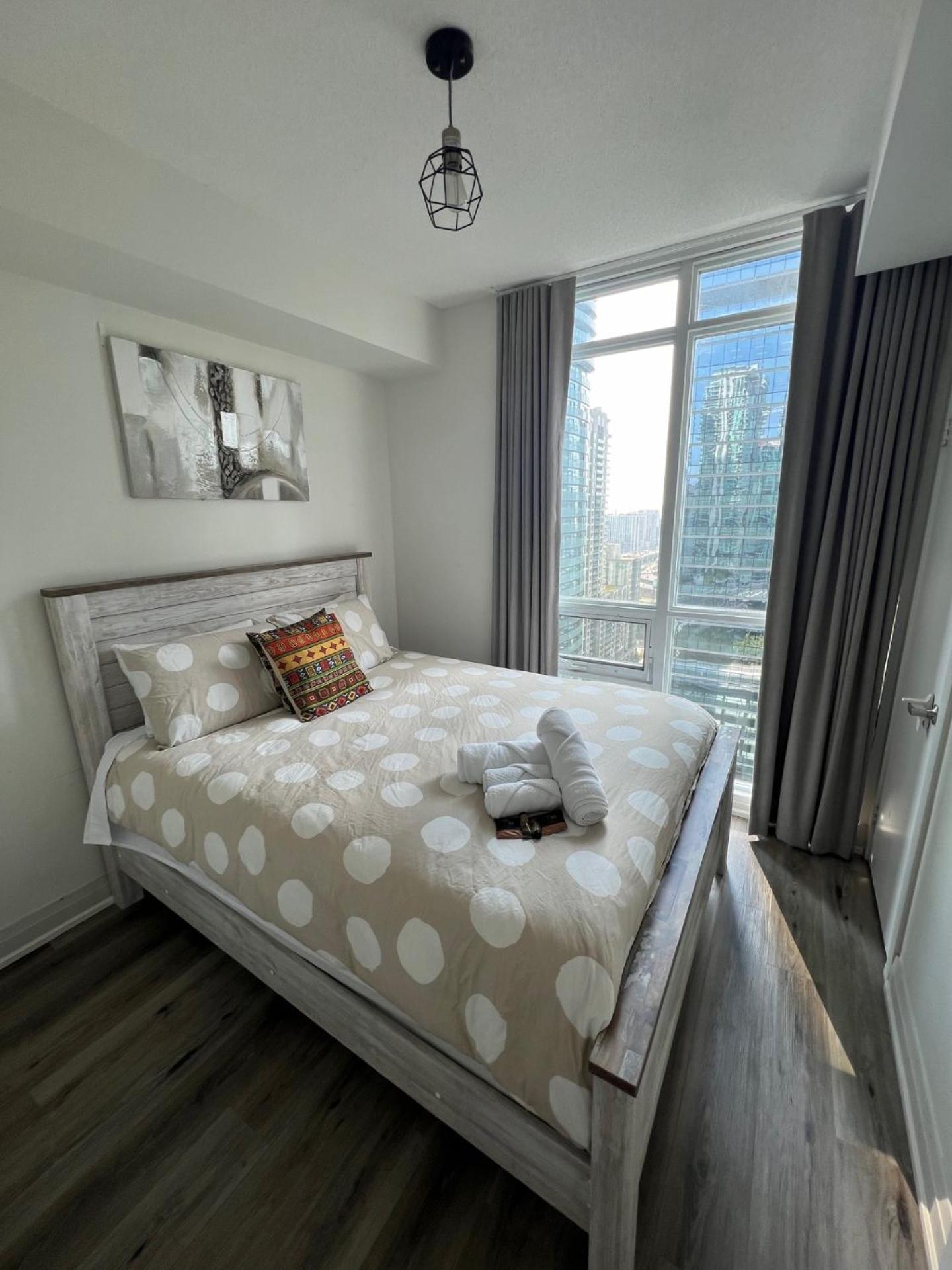 Prestigious 2-Bdrm Condo - Across From Scotiabank Arena Toronto Dış mekan fotoğraf