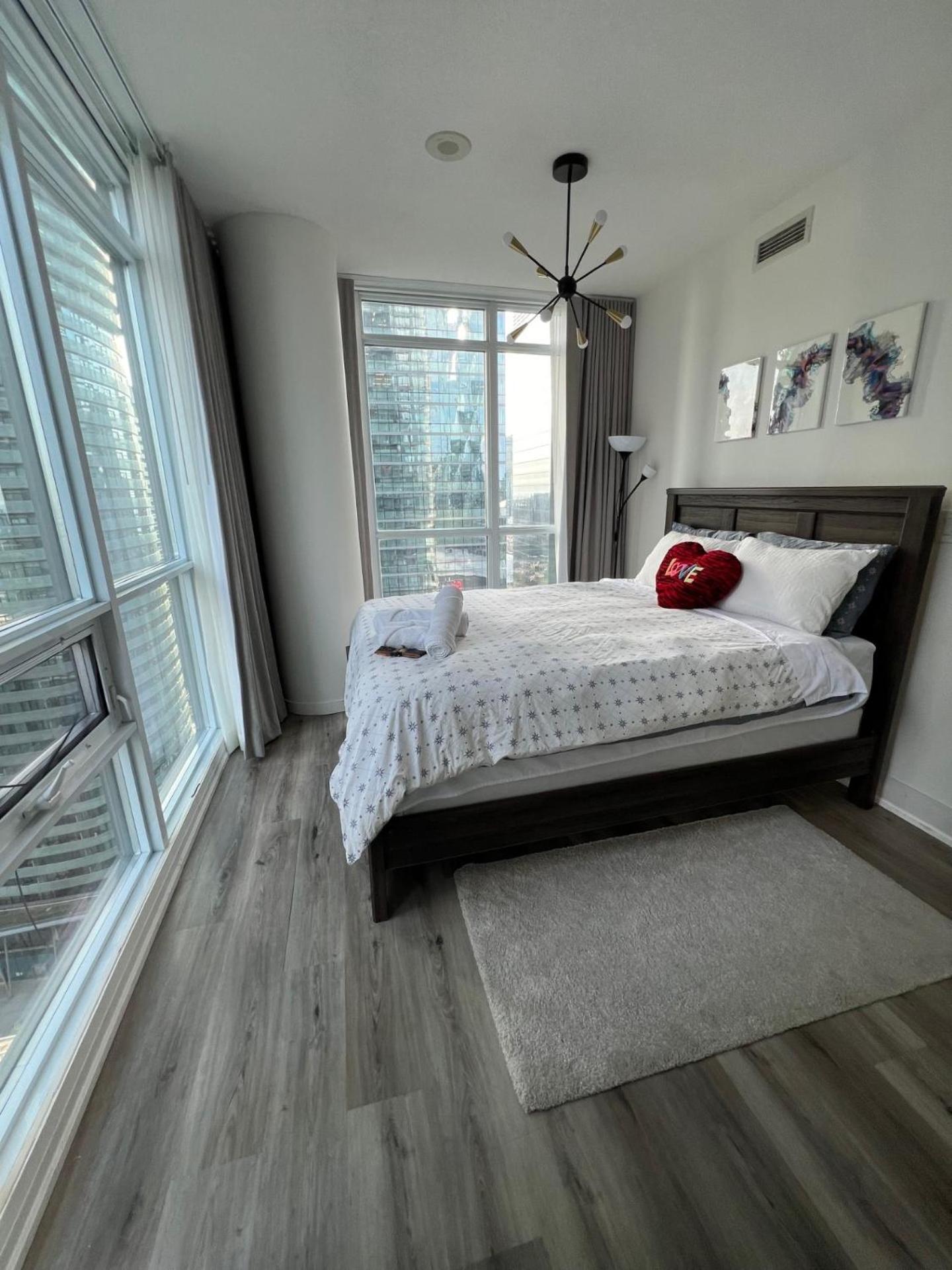 Prestigious 2-Bdrm Condo - Across From Scotiabank Arena Toronto Dış mekan fotoğraf