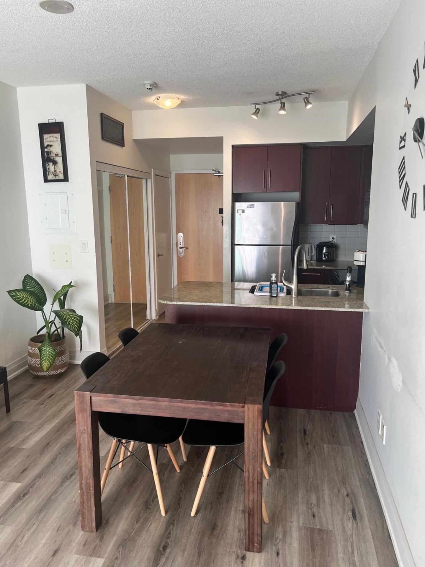 Prestigious 2-Bdrm Condo - Across From Scotiabank Arena Toronto Dış mekan fotoğraf